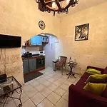 Lejlighed Central Townhouse With Maltese Balcony *