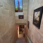 Central Townhouse With Maltese Balcony