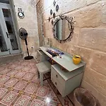 Central Townhouse With Maltese Balcony Lejlighed