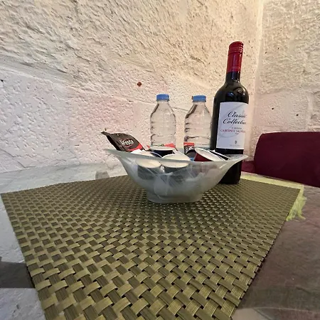 Central Townhouse With Maltese Balcony דירה *