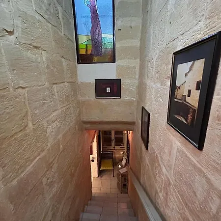 Central Townhouse With Maltese Balcony