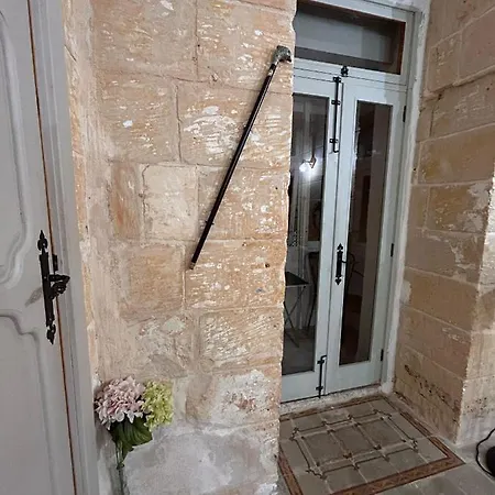 公寓 Central Townhouse With Maltese Balcony *