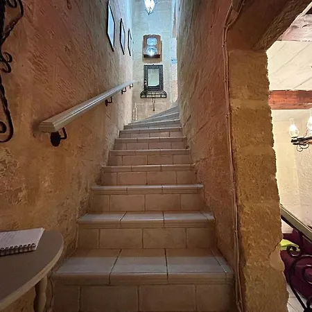 Central Townhouse With Maltese Balcony