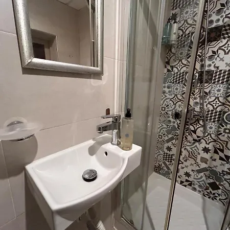 Central Townhouse With Maltese Balcony