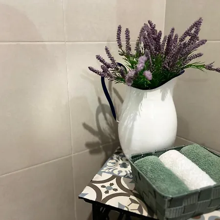 Central Townhouse With Maltese Balcony דירה *