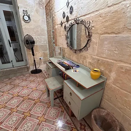 Central Townhouse With Maltese Balcony Apartment