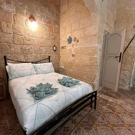 Central Townhouse With Maltese Balcony * Valletta