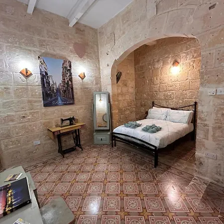 Central Townhouse With Maltese Balcony Valletta