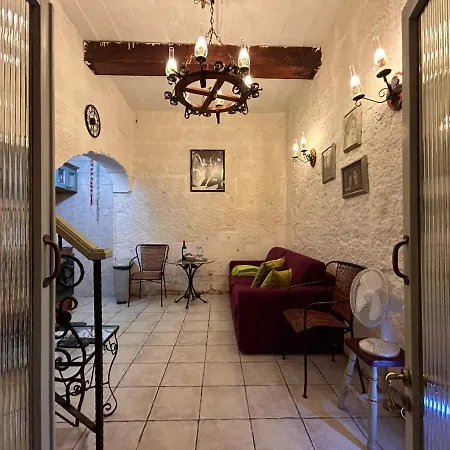 Apartment Central Townhouse With Maltese Balcony