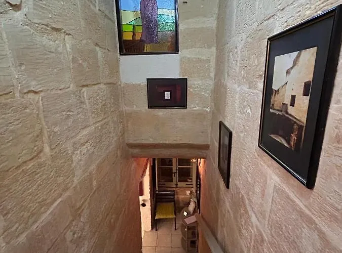 Central Townhouse With Maltese Balcony