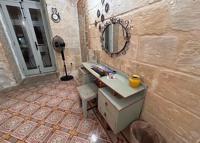 Central Townhouse With Maltese Balcony Appartement