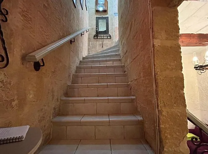 Central Townhouse With Maltese Balcony