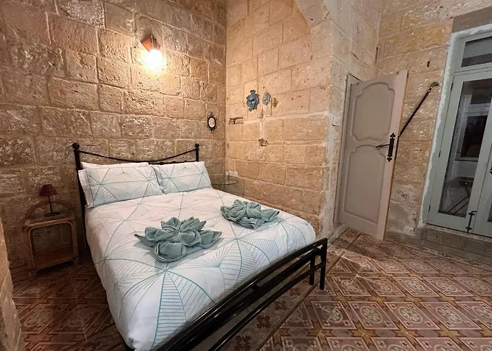 Central Townhouse With Maltese Balcony * Valletta