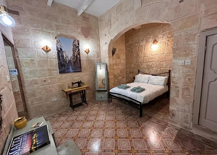 Central Townhouse With Maltese Balcony Valletta