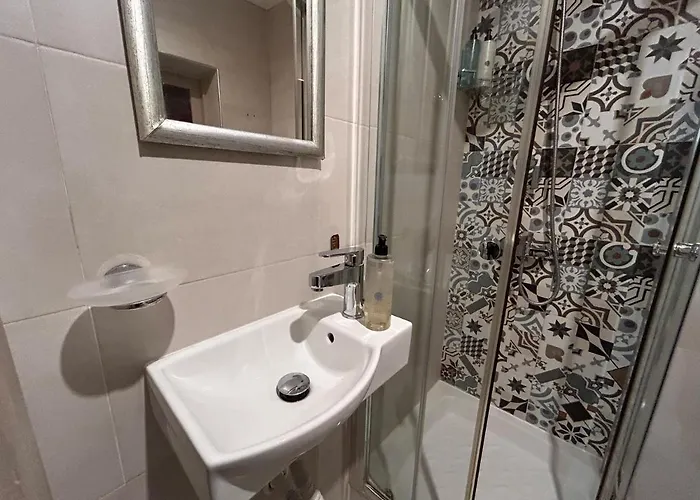 Central Townhouse With Maltese Balcony