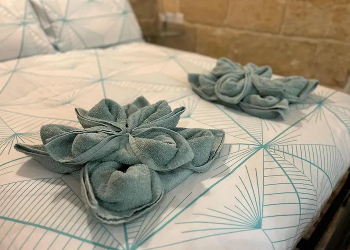 Central Townhouse With Maltese Balcony Valletta