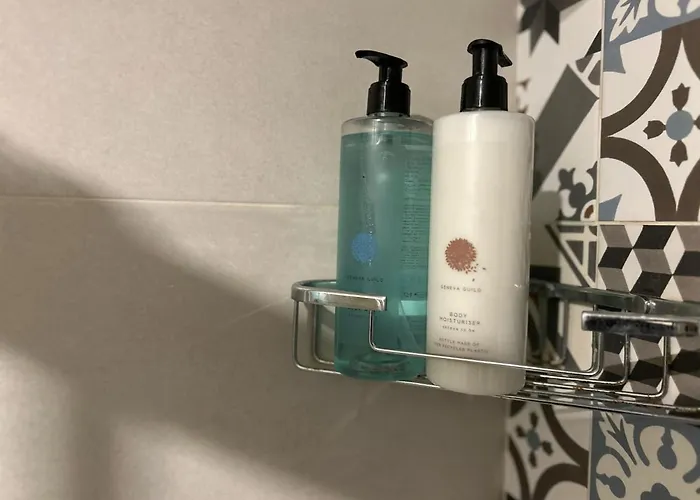 Central Townhouse With Maltese Balcony *